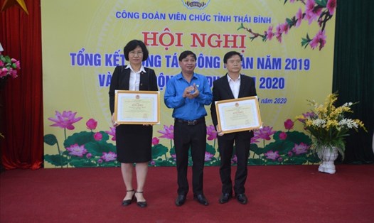 Lãnh đạo Liên đoàn Lao động tỉnh trao bằng khen của Tổng Liên đoàn Lao động Việt Nam cho tập thể và cá nhân đã có thành tích xuất sắc trong hoạt động công đoàn năm 2019.