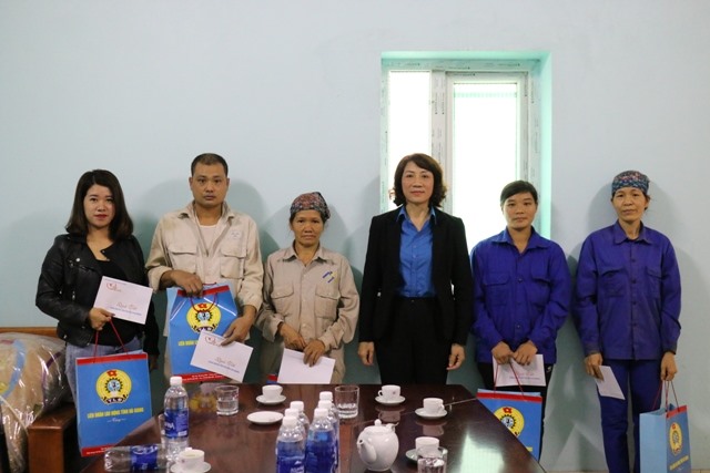 Đồng chí Nguyễn Thị Như Huệ - Phó Chủ tịch Liên đoàn Lao động tỉnh thăm hỏi và tặng quà cho công nhân Công ty cổ phần Gạch cổ Bát Tràng