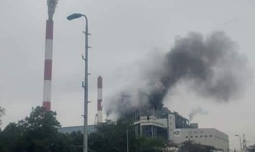 Sau một tiếng nổ, cột khói bốc lên cao tại Nhà máy nhiệt điện Uông Bí vào chiều 12.1.2020. Ảnh: CTV