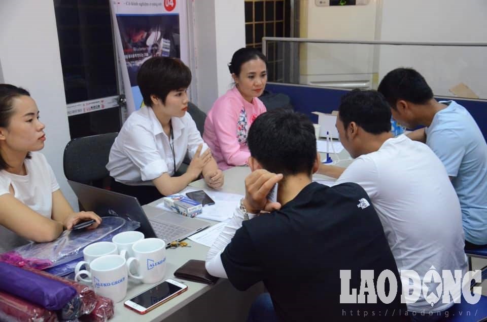 Người lao động tìm kiếm việc làm. Ảnh TL Người lao động tìm kiếm việc làm. Ảnh TL