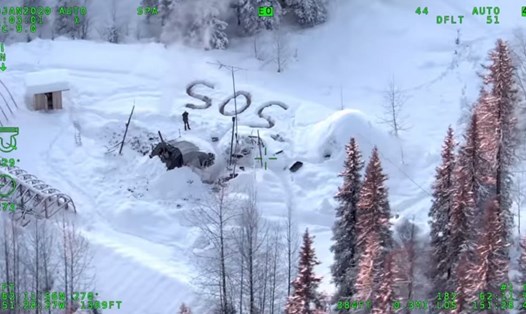 Anh Tyson Steele, 30 tuổi, được đội cứu hộ phát hiện sau 3 tuần bị cô lập giữa rừng nhờ dòng chữ SOS to viết trên nền tuyết. Ảnh: Alaska State Troopers