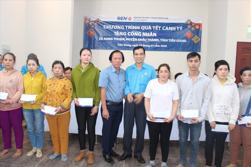 Chủ tịch LĐLĐ tỉnh Tiền Giang và lãnh đạo doanh nghiệp trao quà Tết cho CNLĐ tại huyện Châu Thành. Ảnh: K.Q