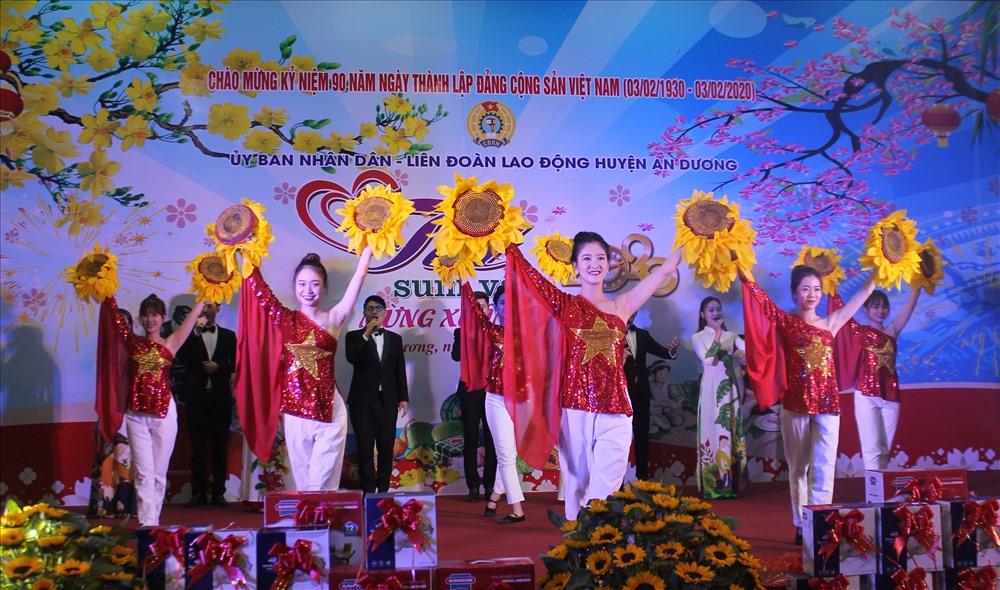 Chương trình văn nghệ đặc sắc do CNVCLĐ huyện An Dương biểu diễn trong chương trình Tết sum vầy 2020. Ảnh Mai Dung
