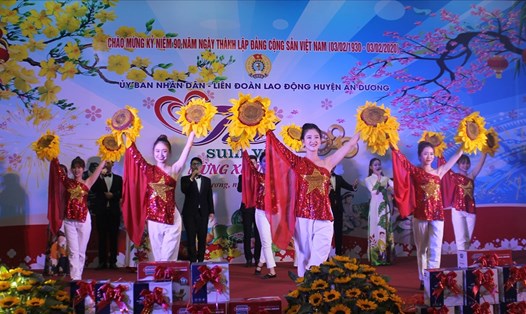 Chương trình văn nghệ đặc sắc do CNVCLĐ huyện An Dương biểu diễn trong chương trình Tết sum vầy 2020. Ảnh Mai Dung