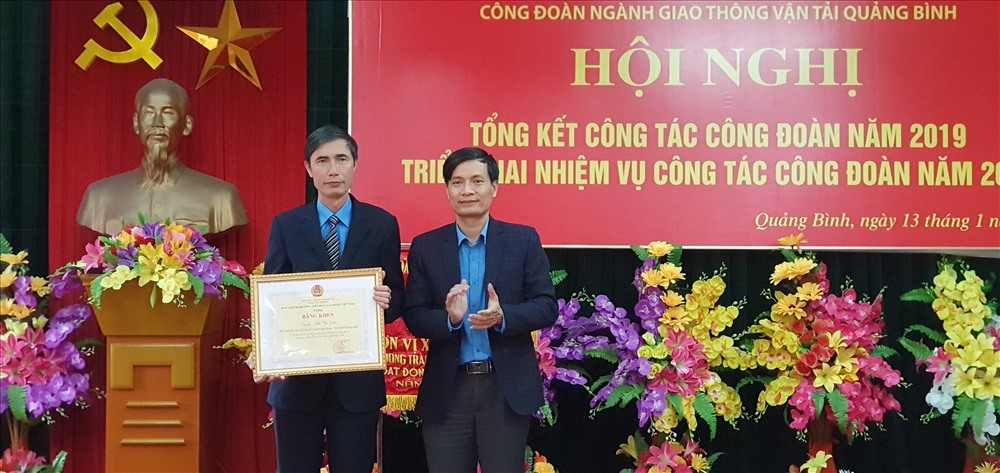 Lãnh đạo LĐLĐ tỉnh Quảng Bình trao bằng khen cho Chủ tịch CĐ Ngành GTVT Quảng Bình Trần Văn Luận. Ảnh: Lê Phi Long