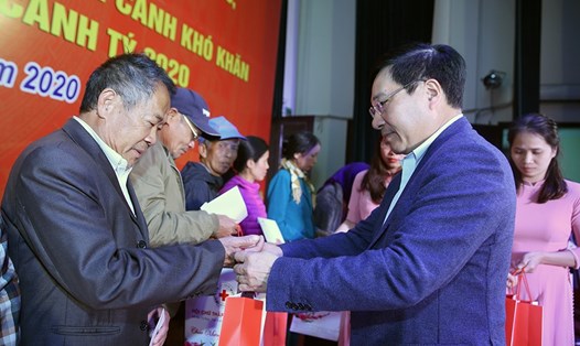 Phó Thủ tướng Phạm Bình Minh trao quà tới người có hoàn cảnh khó khăn tại tỉnh Hải Dương. Ảnh: Hải Minh