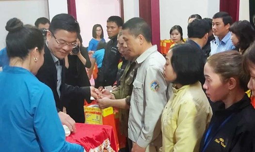 Bộ trưởng Lê Thành Long trao quà cho công nhân khó khăn ở Hà Tĩnh. Ảnh: QC