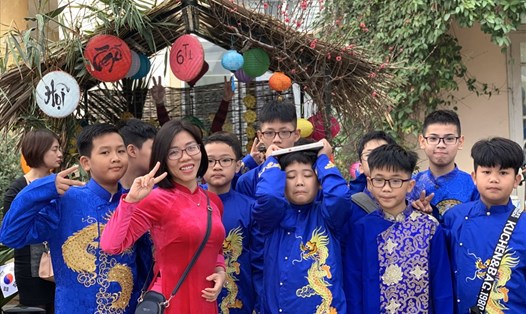 Giáo viên và các học sinh của Trường THCS Bế Văn Đàn hào hứng cùng trải nghiệm tết Việt.