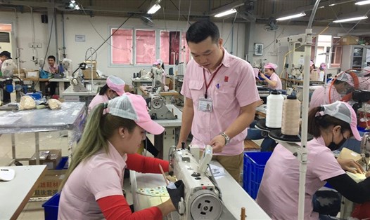 Anh Hoàng Xuân Nhật đang hướng dẫn kỹ thuật cho công nhân thao tác trên 
sản phẩm tại phân xưởng.