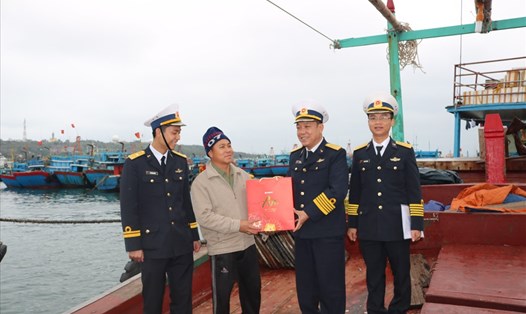 Lãnh đạo Bộ Tư lệnh Vùng 1 Hải quân thăm, tặng quà Tết ngư dân huyện Bạch Long Vĩ, TP.Hải Phòng. Ảnh: L.N