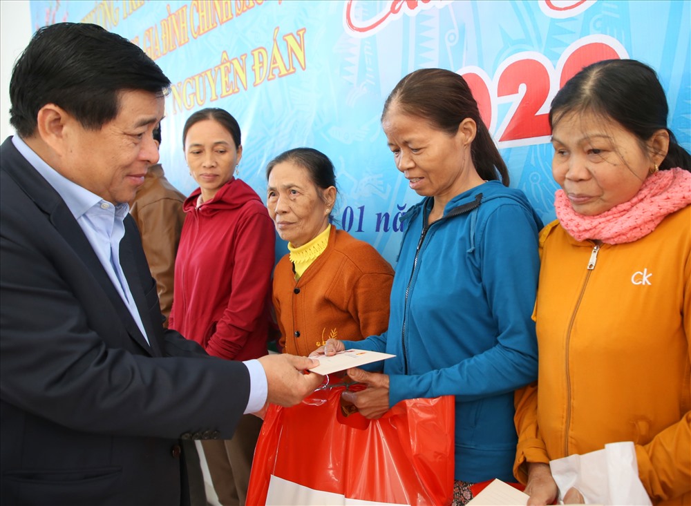 Bộ trưởng Nguyễn Chí Dũng tặng quà cho người lao động, gia đình chính sách và hộ nghèo tại Quảng Trị. Ảnh: Hưng Thơ.