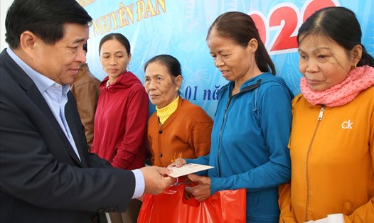 Bộ trưởng Nguyễn Chí Dũng tặng quà cho người lao động, gia đình chính sách và hộ nghèo tại Quảng Trị. Ảnh: Hưng Thơ.