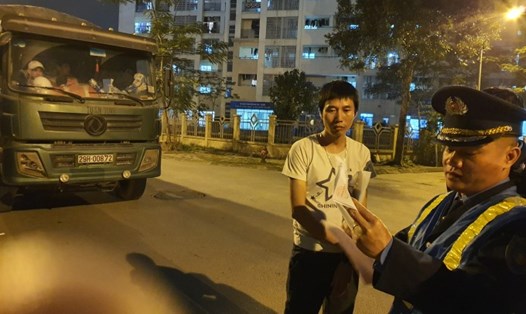 Thanh tra Giao thông quận Hoàng Mai (Hà Nội) kiểm tra xe quá tải. Ảnh: HM