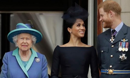 Nữ hoàng Anh cùng vợ chồng Hoàng tử Harry. Ảnh: AP