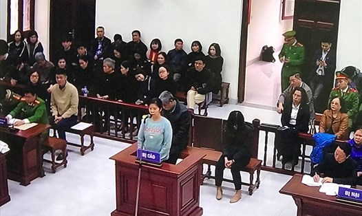 Bị cáo Nguyễn Bích Quy (áo xanh) khai báo về sai phạm trong đưa đón các bé trường Gateway. Ảnh chụp qua màn hình.