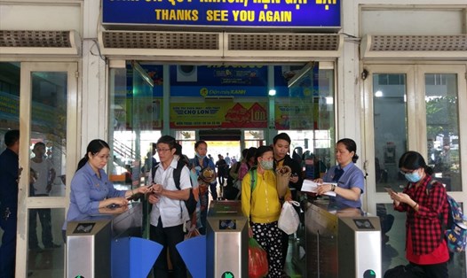 Hành khách qua cổng kiểm soát vé ở ga Sài Gòn sáng ngày 14.1.  Ảnh: Minh Quân