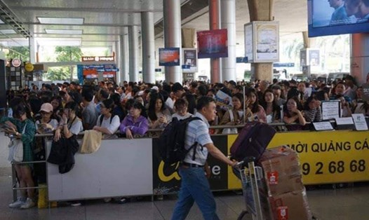 Xếp hàng đón người thân tại sân bay Tân Sơn Nhất. Ảnh: VŨ HÀ