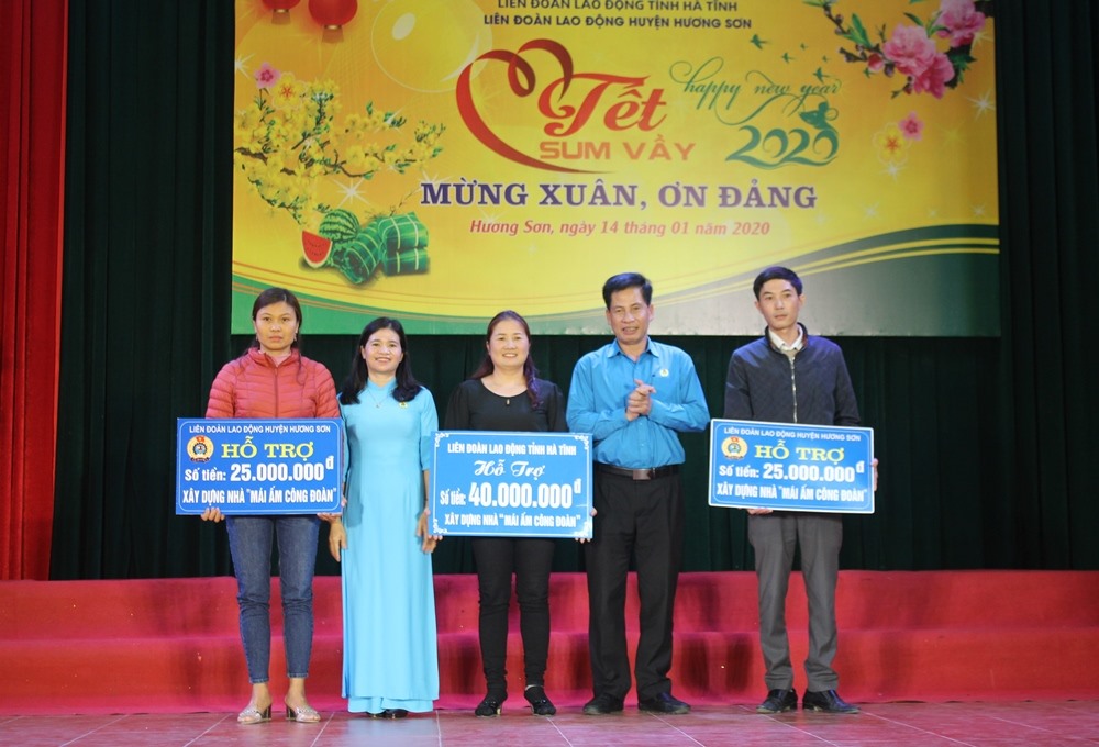Đại diện LĐLĐ huyện Hương Sơn trao hỗ trợ làm 3 nhà Mái ấm công đoàn tổng trị giá 90 triệu đồng. Ảnh: TT