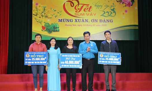 Đại diện LĐLĐ huyện Hương Sơn trao hỗ trợ làm 3 nhà Mái ấm công đoàn tổng trị giá 90 triệu đồng. Ảnh: TT