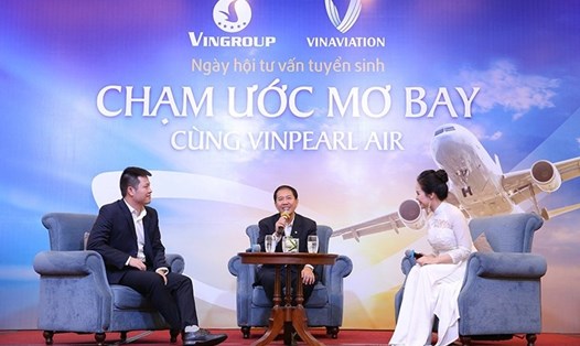 Tổng Giám đốc Vinpearl Air Phan Xuân Đức (giữa) chia sẻ trong chương trình tư vấn tuyển sinh khóa đào tạo phi công chuyên nghiệp "Chạm ước mơ bay cùng Vinpearl Air" tổ chức sáng 28.9 tại Hà Nội. Ảnh: Vin.