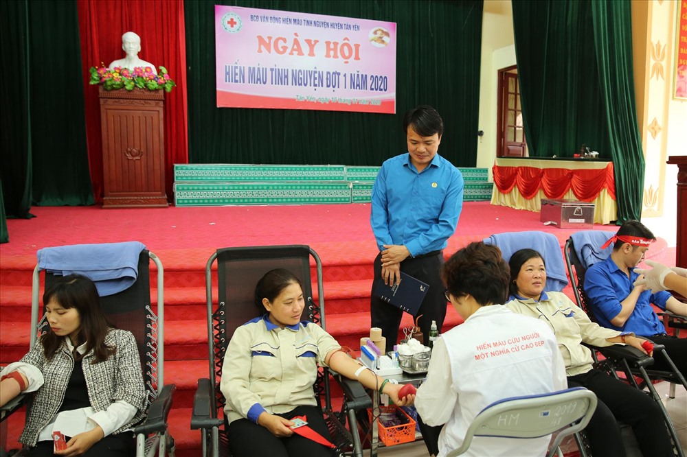 Đoàn viên, công nhân, viên chức người lao động hiến máu nhân đạo.