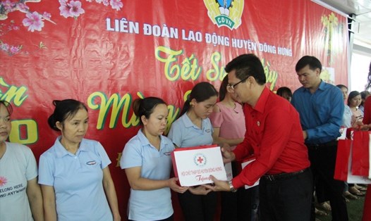 Lãnh đạo Liên đoàn Lao động huyện Đông Hưng và Hội Chữ thập đỏ huyện trao quà cho công nhân lao động.