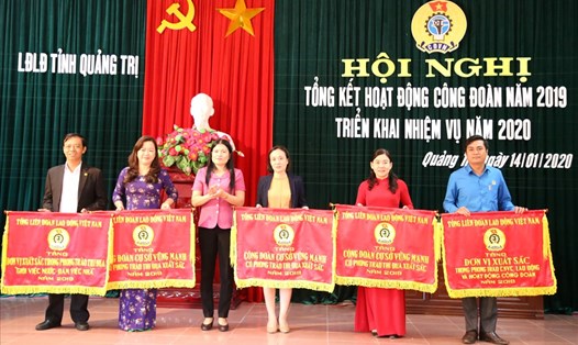 5 tập thể nhận Cờ thi đua của Tổng LĐLĐ Việt Nam. Ảnh: Hưng Thơ