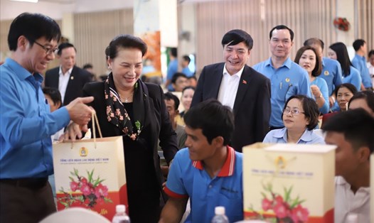 Chủ tịch Quốc hội Nguyễn Thị Kim Ngân trào qua Tết cho người lao động nghèo Đắk Lắk. Ảnh: HL