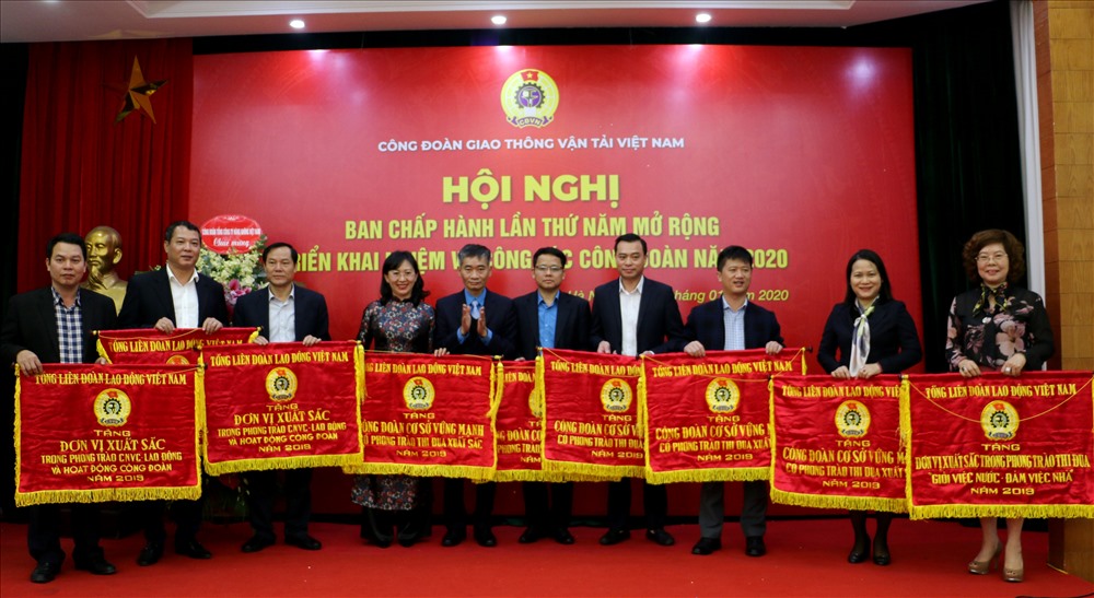 Phó Chủ tịch Tổng LĐLĐVN Trần Văn Thuật tặng Cờ thi đua của Tổng LĐLĐVN cho các đơn vị thuộc Công đoàn Giao thông Vận tải Việt Nam. Ảnh: V.L