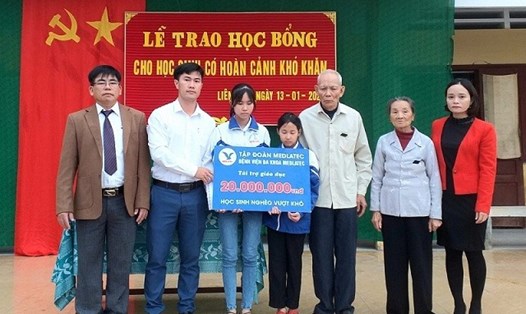 Đại diện MEDLATEC chi nhánh Quảng Bình đã có mặt tại gia đình để động viên, sẻ chia cùng gia đình.