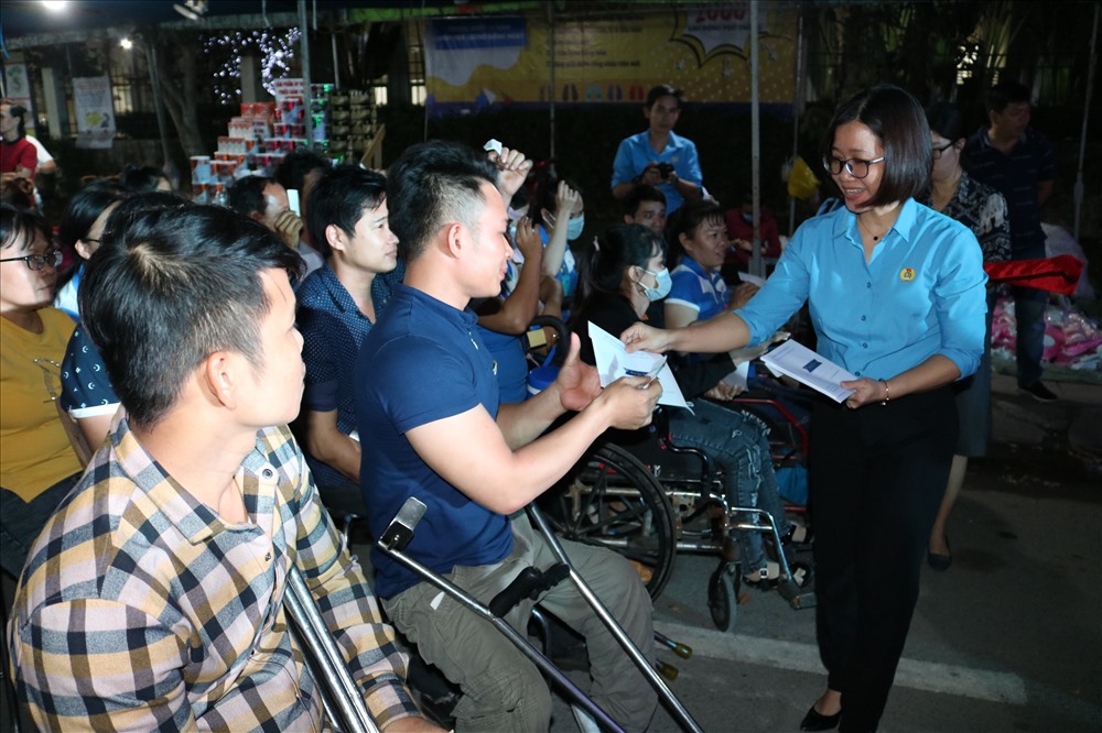 Công nhân khuyết tật đến dự "Tết sum vầy" và được nhận quà. Ảnh: K.Q