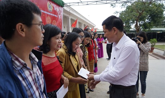 GS.TS Thái Văn Thành - Giám đốc Sở GDĐT tỉnh Nghệ An trao quà Tết sum vầy 2020 cho các nhà giáo. Ảnh: QĐ