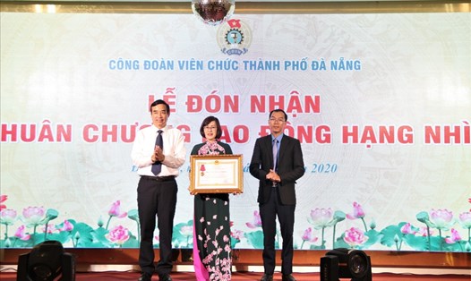 Phó Chủ tịch UBND TP Đà Nẵng Lê Trung Chinh (ngoài cùng bên trái) trao Huân chương Lao động hạng nhì cho CĐ Viên chức TP Đà Nẵng