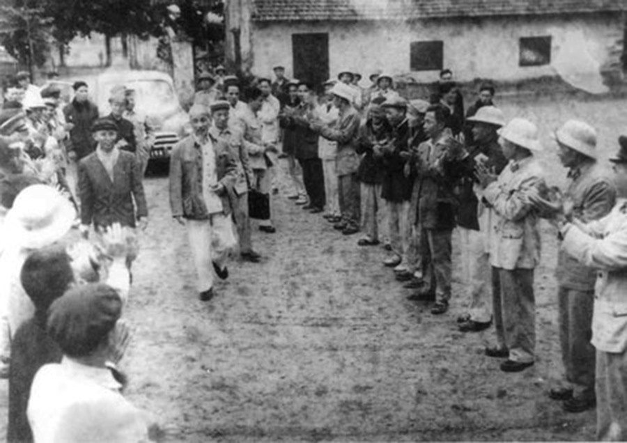 Bác Hồ đến thăm và nói chuyện với người dân Kiến An, Hải Phòng - mùa xuân Canh Tý 1960. Ảnh: Tư liệu