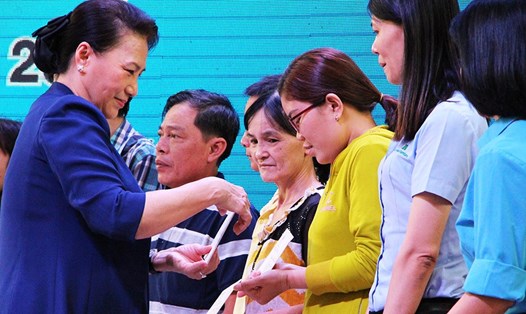 Chủ tịch Quốc hội Nguyễn Thị Kim Ngân tặng quà công nhân lao động tại Tết Sum vầy năm 2019 tại Bình Dương - sự kiện do Tổng LĐLĐVN phát động và tổ chức. Ảnh: Đình Trọng