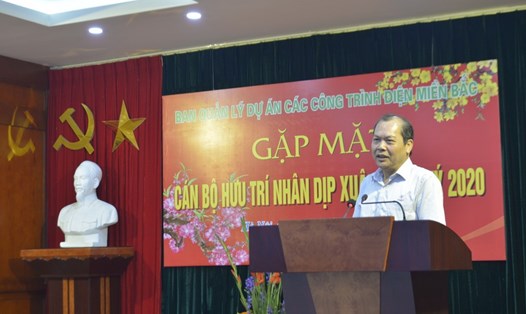 Ông Phan Lương Thiện - Bí thư Đảng ủy, Giám đốc NPMB phát biểu chúc mừng xuân mới các cán bộ hưu trí. Ảnh: NPMB