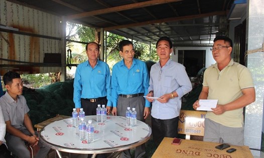 Đoàn công tác LĐLĐ tỉnh Tiền Giang thăm hỏi, chia sẻ khó khăn với gia đình các công đoàn viên bị cháy tàu cá. Ảnh: K.Q