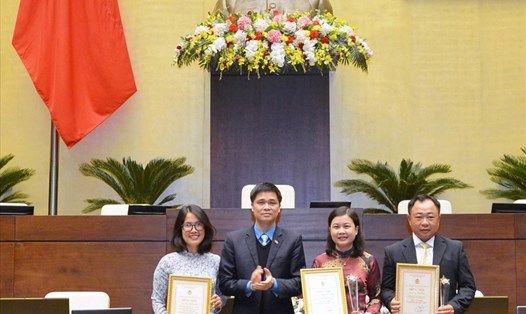 Đồng chí Ngọ Duy Hiểu - Phó Chủ tịch Tổng LĐLĐVN, Chủ tịch Công đoàn Viên chức Việt Nam - trao giải thưởng “Gương mặt của năm” tại Hội nghị tổng kết Văn phòng Quốc hội. Ảnh: BH