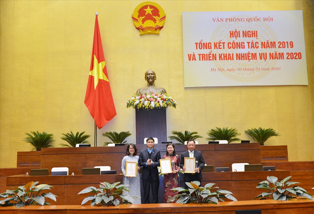 Đồng chí Ngọ Duy Hiểu - Phó Chủ tịch Tổng LĐLĐVN, Chủ tịch Công đoàn Viên chức Việt Nam - trao giải thưởng "Gương mặt của năm" tại Hội nghị tổng kết Văn phòng Quốc hội.