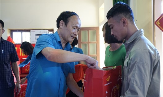 Ông Nguyễn Tử Phương - Chủ tịch LĐLĐ tỉnh Nghệ An tặng quà Tết cho công nhân. Ảnh: QĐ