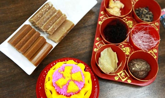 Các lễ vật cúng ông Công ông Táo của người Trung Quốc, trong đó có nian gao (trái) là bánh ngọt làm bằng bột nếp. Ảnh: The Star