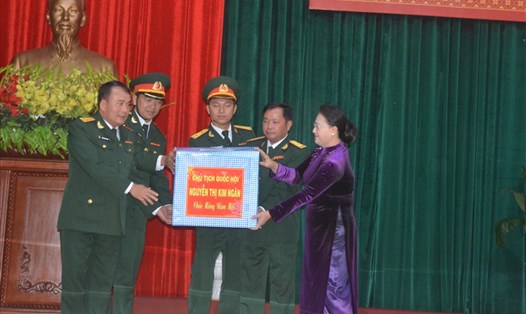 Chủ tịch Quốc hội trao quà cho cán bộ, chiến sĩ Bộ CHQS tỉnh Đắk Lắk. Ảnh: LX