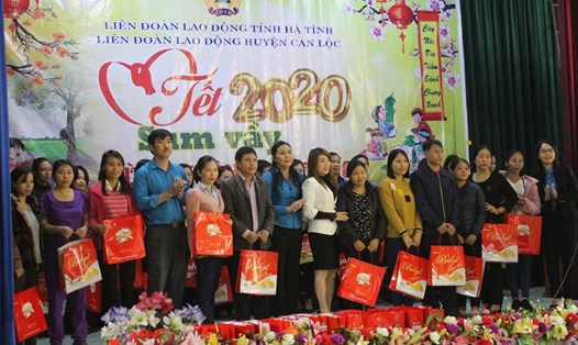 Trao quà cho các đoàn viên khó khăn tại Chương trình Tết sum vầy năm 2020 của LĐLĐ huyện Can Lộc tổ chức. Ảnh: Trần Tuấn