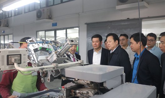 Đoàn đại biểu Trung ương, Tỉnh ủy, Liên đoàn Lao động tỉnh thăm dây chuyền sản xuất của Công ty TNHH may Texhong, khu công nghiệp Phúc Khánh.