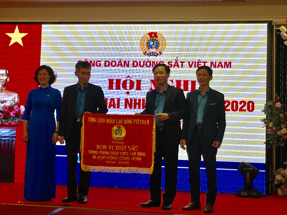Phó chủ tịch Tổng Liên đoàn Lao động Việt Nam Trần Văn Thuật (trái) trao tặng Cờ thi đua cho Công đoàn Đường sắt Việt Nam. Ảnh: T.E.A