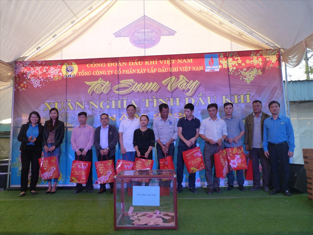 Niềm vui nhận hỗ trợ tại Tết Sum vầy. Ảnh: C.Đ.D.K