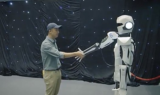 Robot kết nối 5G của Viettel trình diễn mô phỏng động tác con người (ảnh cắt từ clip).