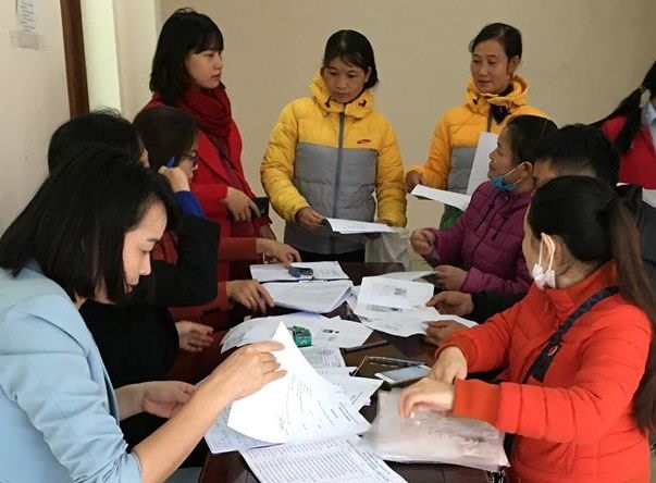 Công nhân lao động Công ty Yestech Vina làm thủ tục nhận lương. Ảnh: CĐBN