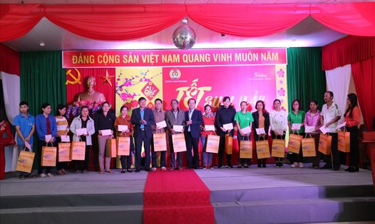 Đồng chí Đào Việt Trung - Ủy viên Trung ương Đảng, Bộ trưởng, Chủ nhiệm Văn phòng Chủ tịch Nước và đồng chí Phan Văn Anh - Phó Chủ tịch Tổng Liên đoàn Lao động Việt Nam – trao quà tới công nhân lao động.
