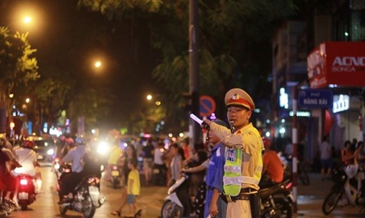 Cảnh sát giao thông phân luồng trên các tuyến phố. Ảnh T.Vương
